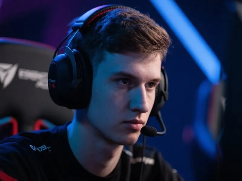 职业选手专注比赛